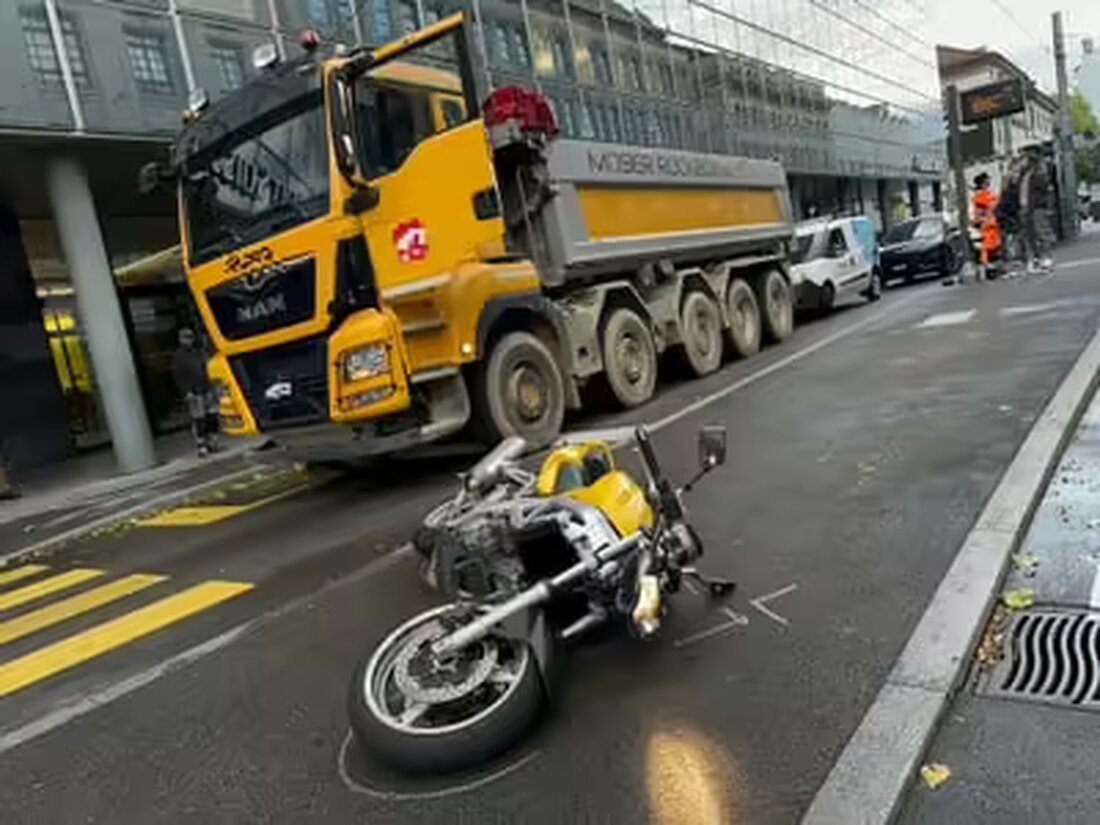 Eine Motorradfahrer wurde bei einem Unfall mit einem Lastwagen am 10. Oktober 2024 in Basel schwer verletzt. Die Polizei ermittelt.