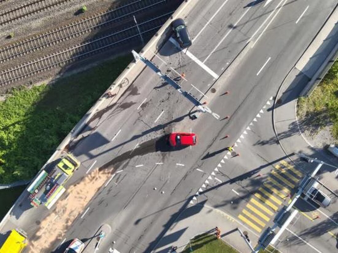 In Dietikon kam es zu einem schweren Verkehrsunfall, bei dem zwei Autofahrer und eine Mitfahrerin verletzt wurden. Die Unfallursache wird ermittelt.