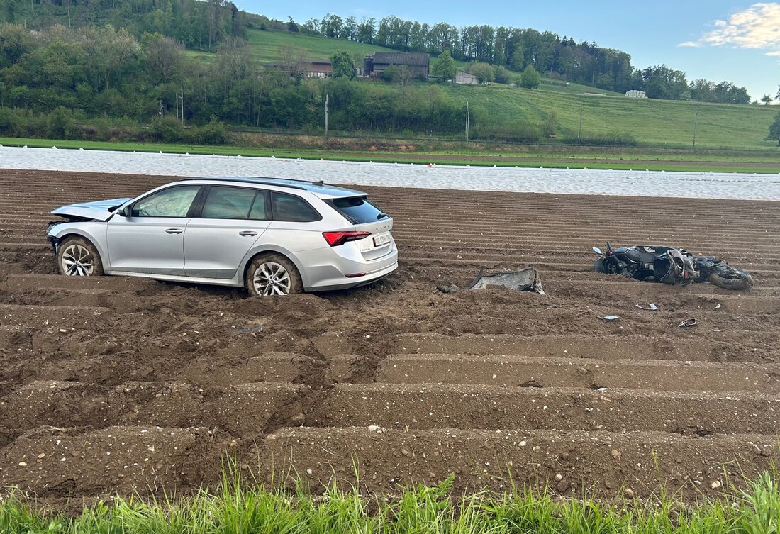 Bei einer Kollision zwischen Auto und Motorrad in Eschenz wurden am Freitagnachmittag zwei Personen verletzt, die ins Spital gebracht wurden.