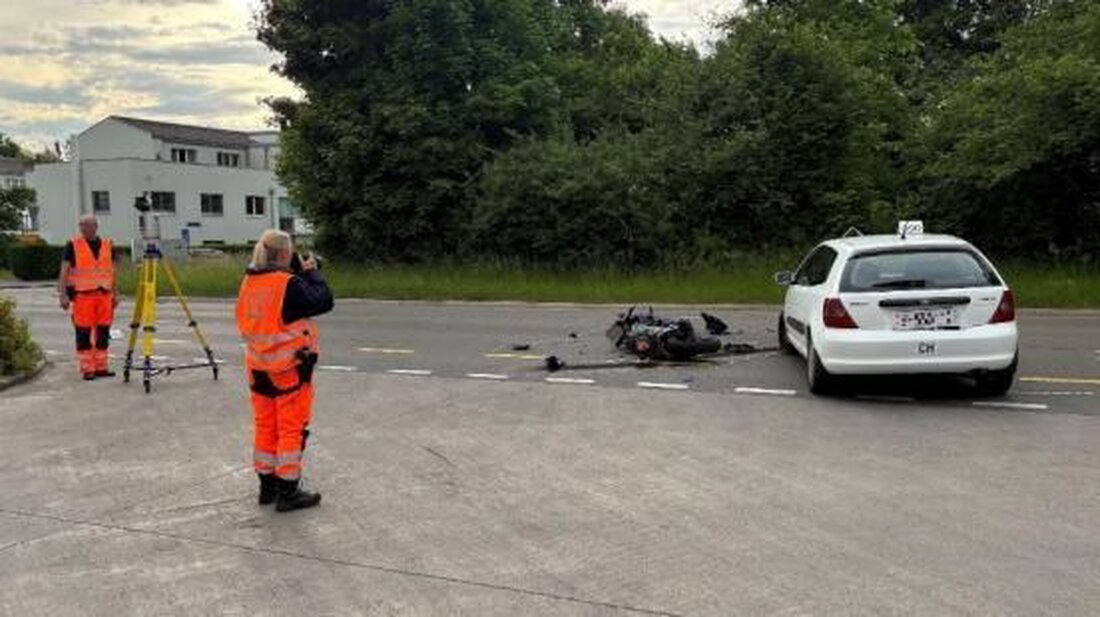 Ein 16-jähriger Motorradfahrer wurde bei einem schweren Unfall in Küsnacht mit einem Auto verletzt. Die Kantonspolizei untersucht den Vorfall.