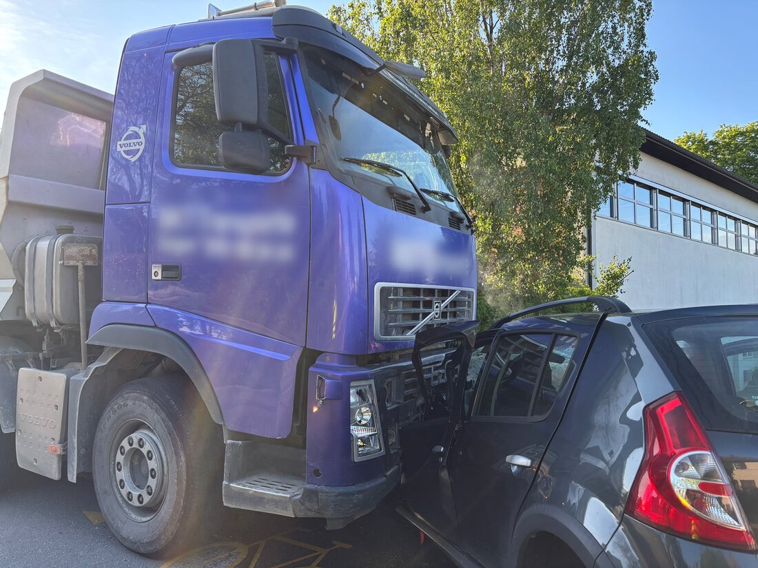 In Oberaach verletzten sich zwei Personen bei einem Unfall zwischen einem Auto und einem Lastwagen. Die Polizei ermittelt.
