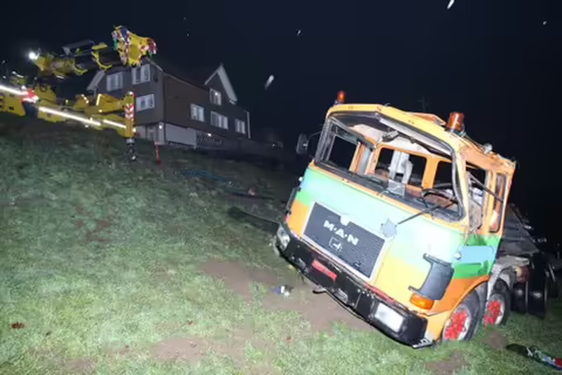 Ein 69-jähriger Lastwagenfahrer erlitt bei einem Selbstunfall in Oberegg schwere Kopfverletzungen. Rettungskräfte im Einsatz.