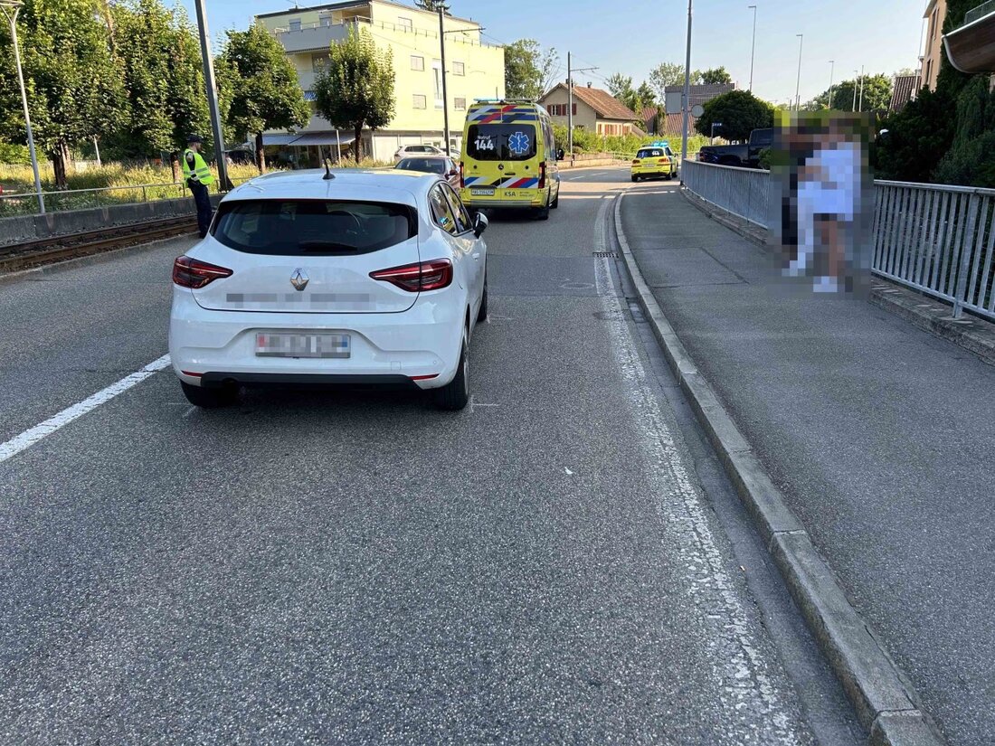 Ein Fussgänger wurde am Freitagmorgen in Oberentfelden bei einer Kollision mit einem Auto schwer verletzt; die Polizei ermittelt.