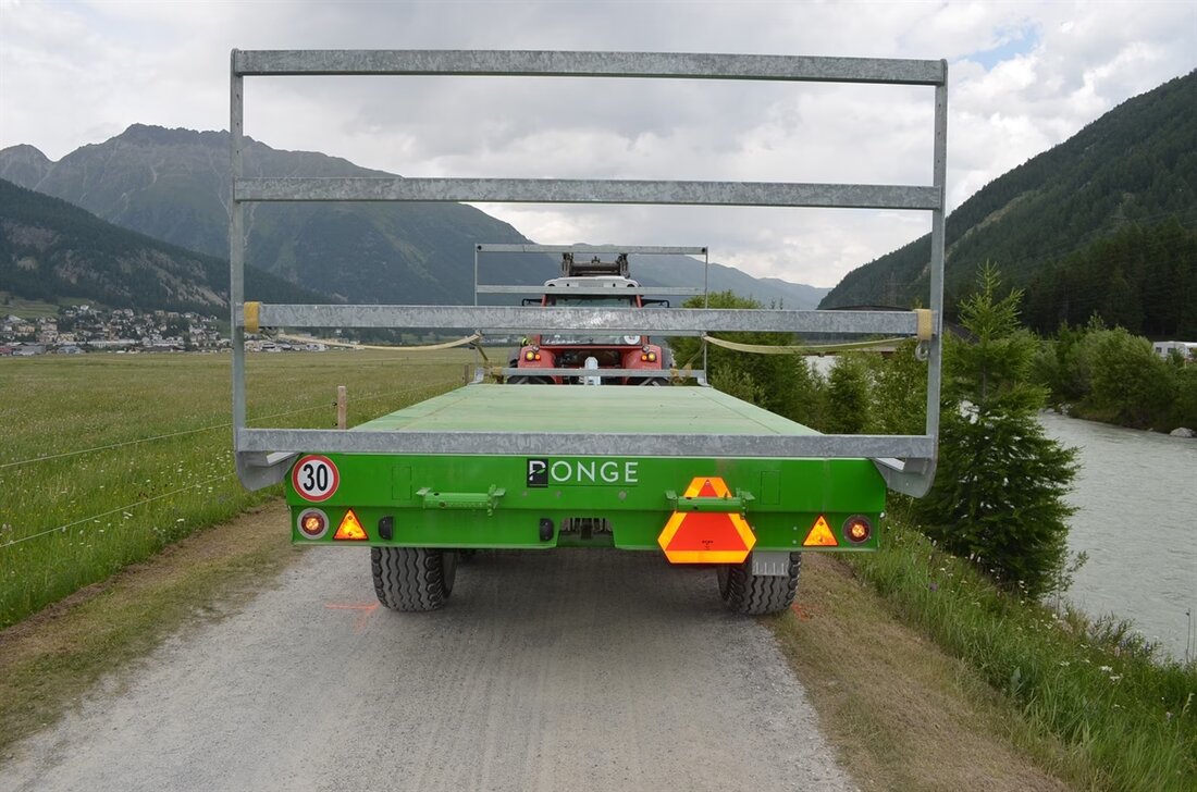 In Samedan verletzte sich ein Velofahrer bei einem Unfall mit einem Traktor. Die Polizei untersucht die Unfallursache.