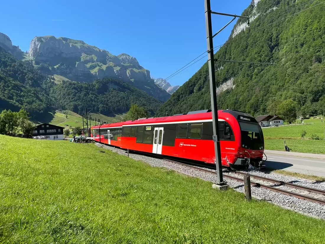 Schwerer Verkehrsunfall in Wasserauen: Kollision zwischen Zug und Personenwagen mit drei Verletzten. Zugsbetrieb eingestellt.