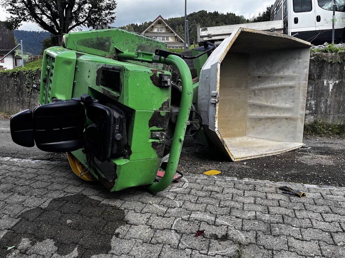 Am Mittwoch kam es in St. Peterszell zu einem schweren Unfall mit einem Dumper. Ein Mann verletzte sich und wurde ins Spital gebracht.