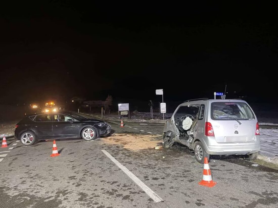 Bei einem Verkehrsunfall in Rechthalten am 25. November 2024 verletzten sich zwei Autofahrer. Ermittlungen laufen.