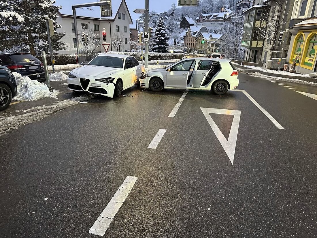 In Herisau kam es am 14. Februar 2025 zu einem Unfall an einer Kreuzung. Ein Fahrer wurde leicht verletzt, es entstand hoher Sachschaden.