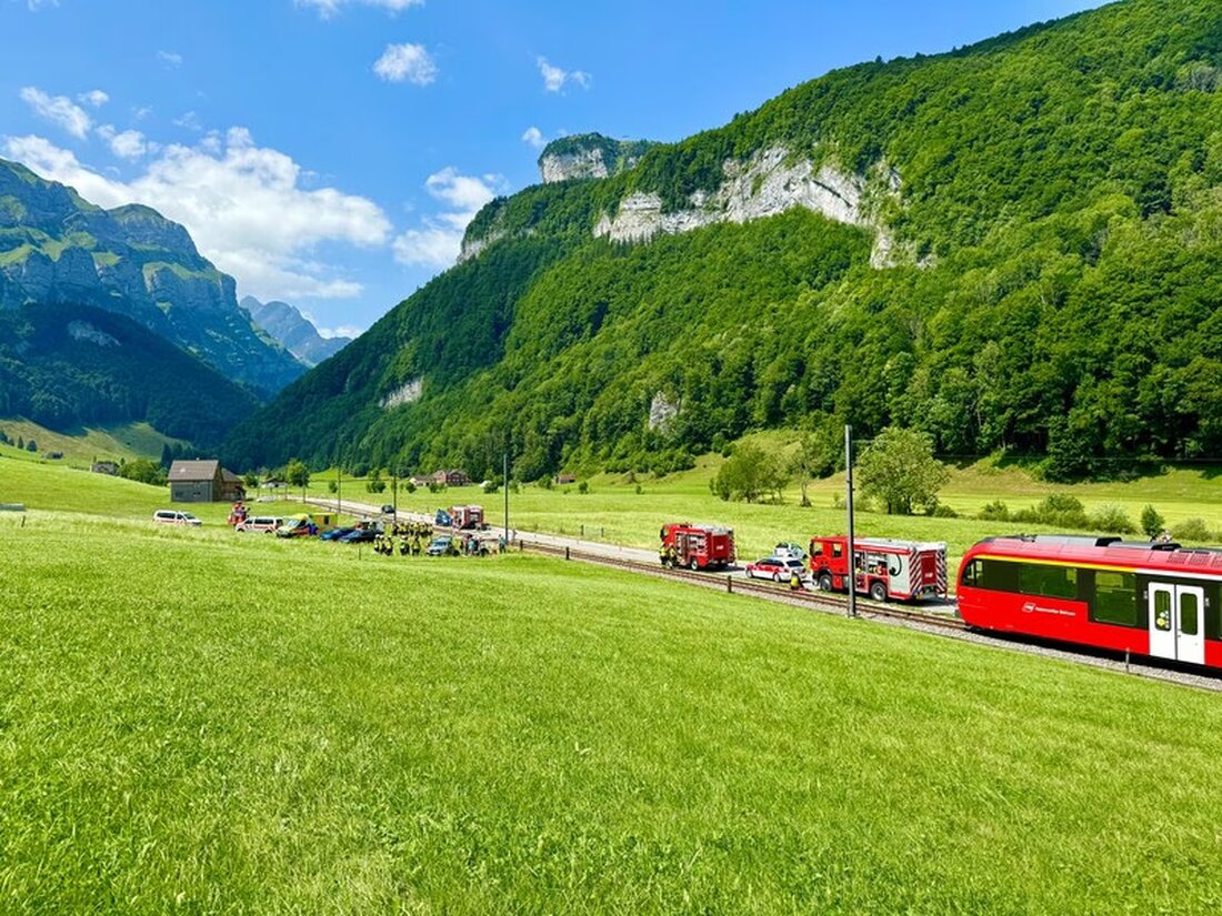 In Wasserauen kam es zu einem schweren Unfall zwischen einem Zug und einem Personenwagen, verletzt sind zwei Personen und ein Hund.