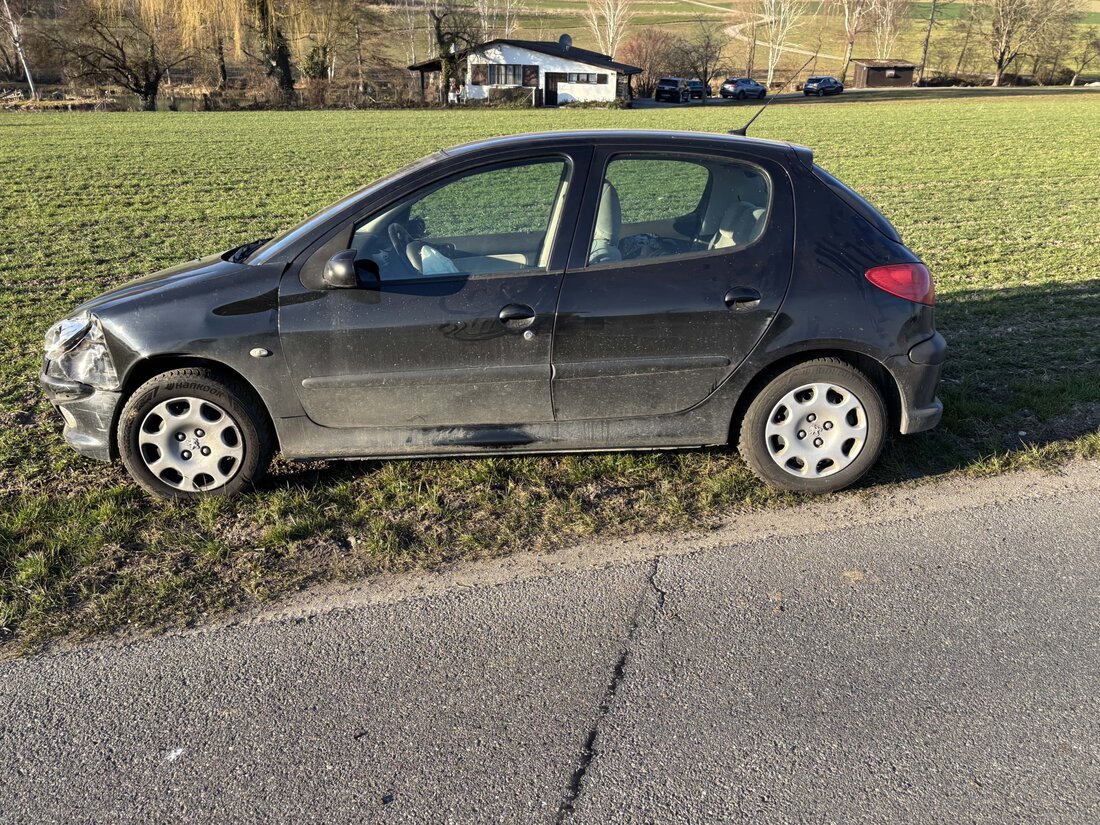 In Thundorf verlor ein Autofahrer nach einem Sekundenschlaf die Kontrolle und verließ den Unfallort. Ermittlungen laufen.