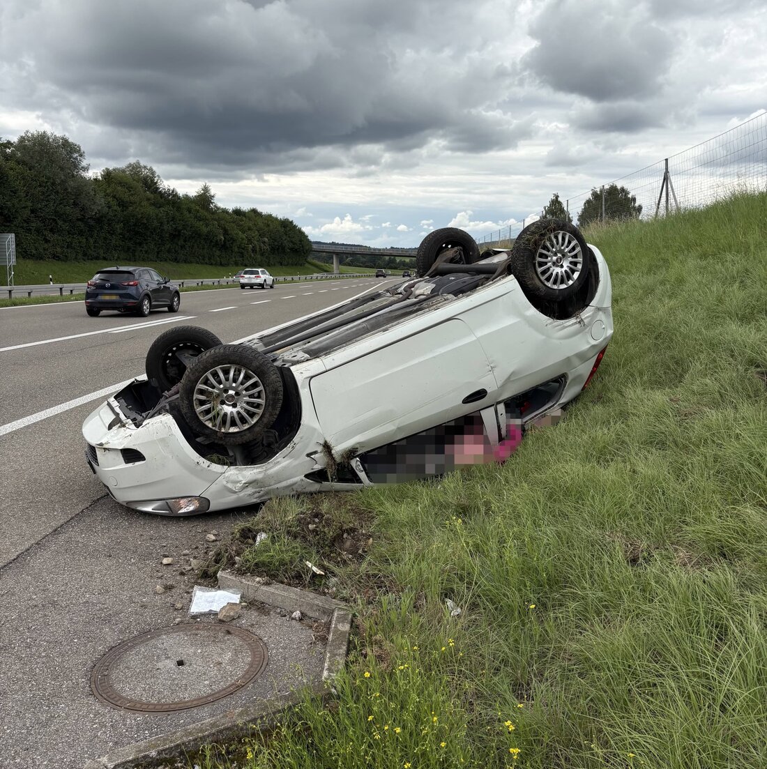 Eine Autofahrerin verursachte am Sonntag auf der A1 bei Wängi einen Selbstunfall nach Sekundenschlaf; sie blieb unverletzt.
