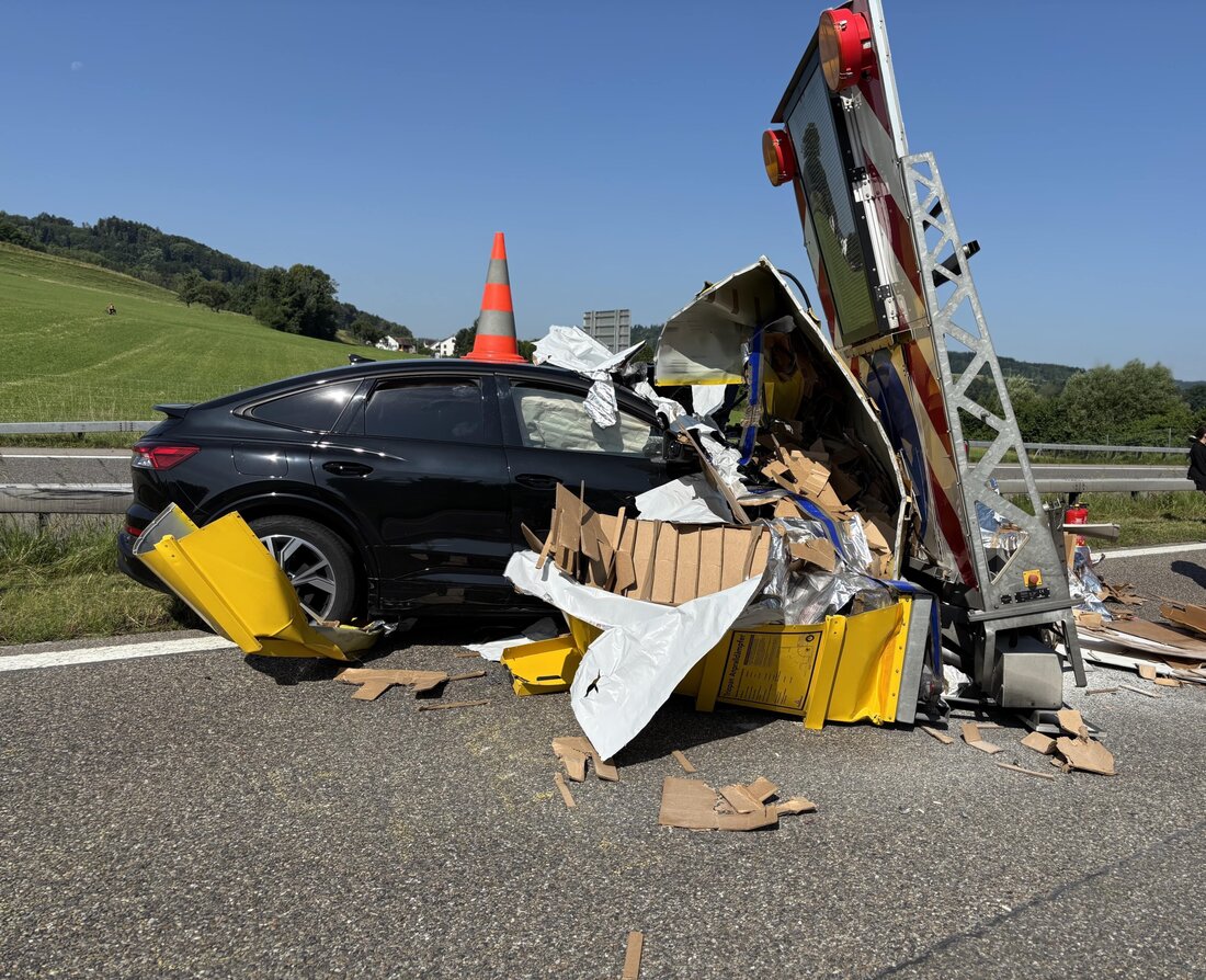 Am Dienstagvormittag kam es auf der A1 bei Wängi zu einem Unfall mit einer Baustellenabschrankung. Eine Person wurde leicht verletzt.