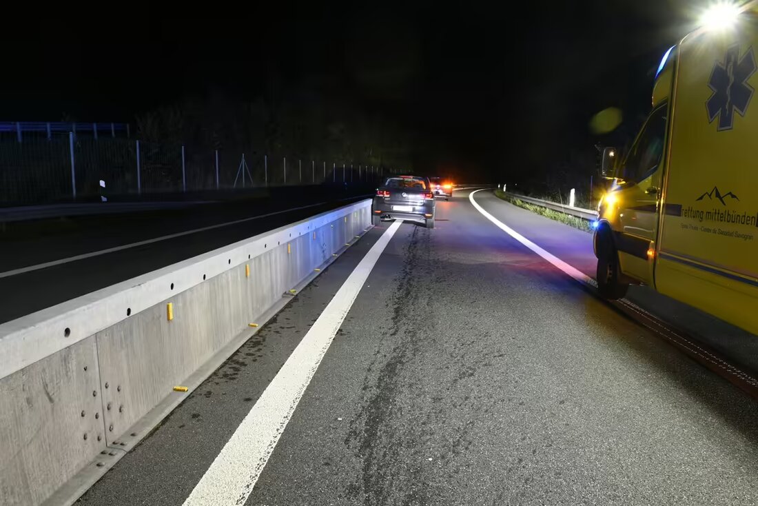Am Samstagabend ereignete sich auf der A13 in Zillis ein Selbstunfall. Eine 19-jährige Fahrerin wurde zur Kontrolle ins Spital Thusis gebracht.