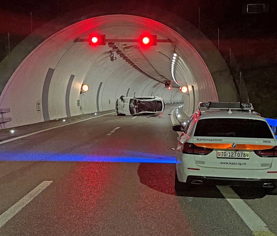 Ein 20-jähriger Autofahrer verletzte sich bei einem Selbstunfall auf der A7 in Kreuzlingen. Die Autobahn war stundenlang gesperrt.