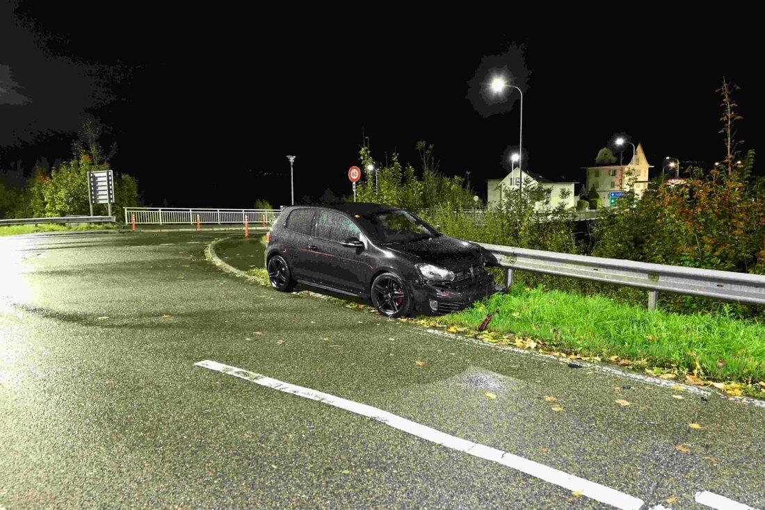 Am Sonntag verursachte ein 22-Jähriger in Oberriet einen Selbstunfall in fahrunfähigem Zustand. Schätzungen zufolge entstand hoher Sachschaden.