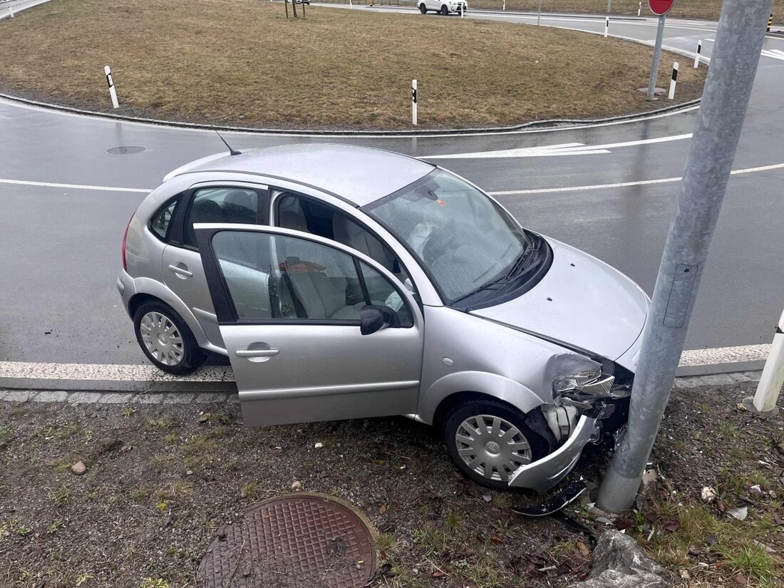 Am Sonntag kam es auf der Umfahrungsstrasse H16 in Dietfurt zu einem Selbstunfall. Zwei Insassen wurden leicht verletzt.