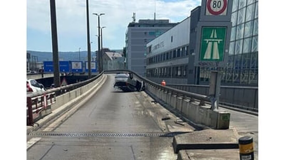 Ein Selbstunfall auf der Schwarzwaldbrücke in Richtung Schweiz führte zu einer zweistündigen Sperrung der Zufahrt zur A2.