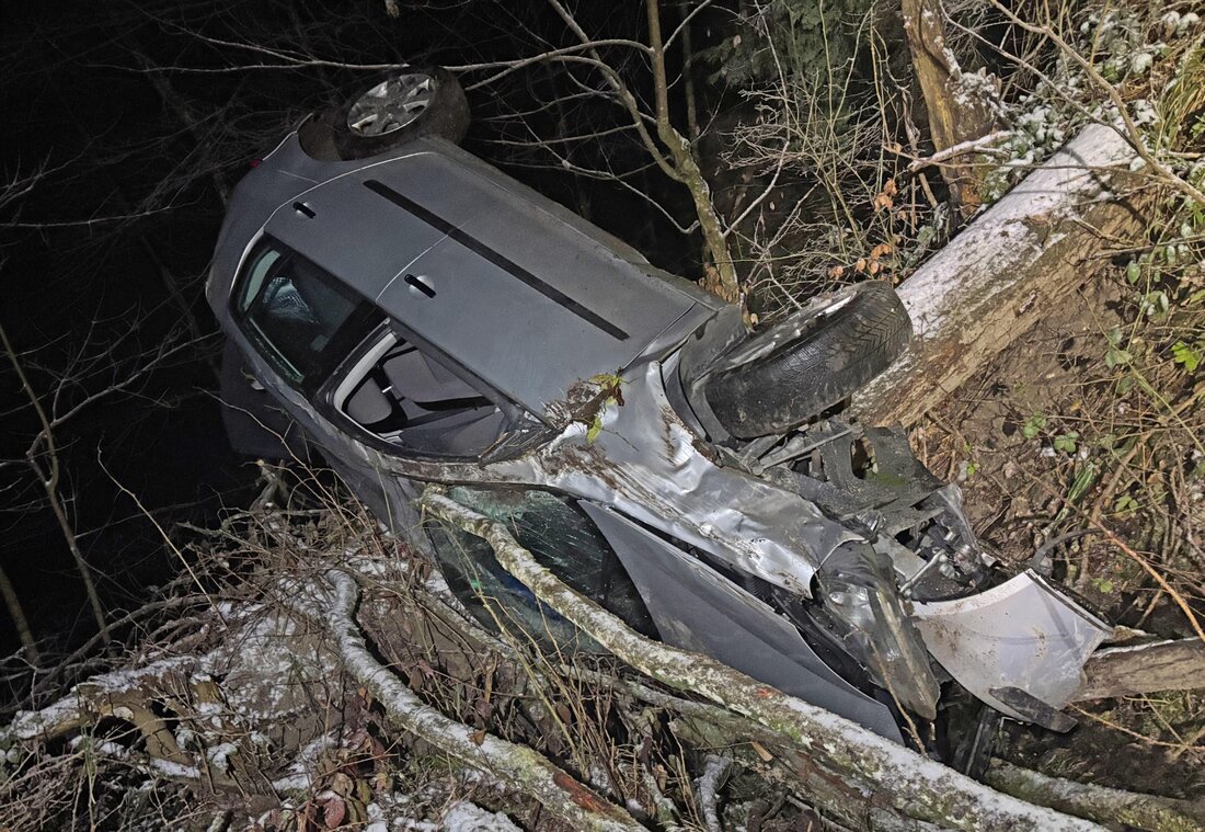 In Au überschlug sich ein Autofahrer bei einem Selbstunfall, blieb jedoch unverletzt. Die Kantonspolizei untersucht die Ursachen.