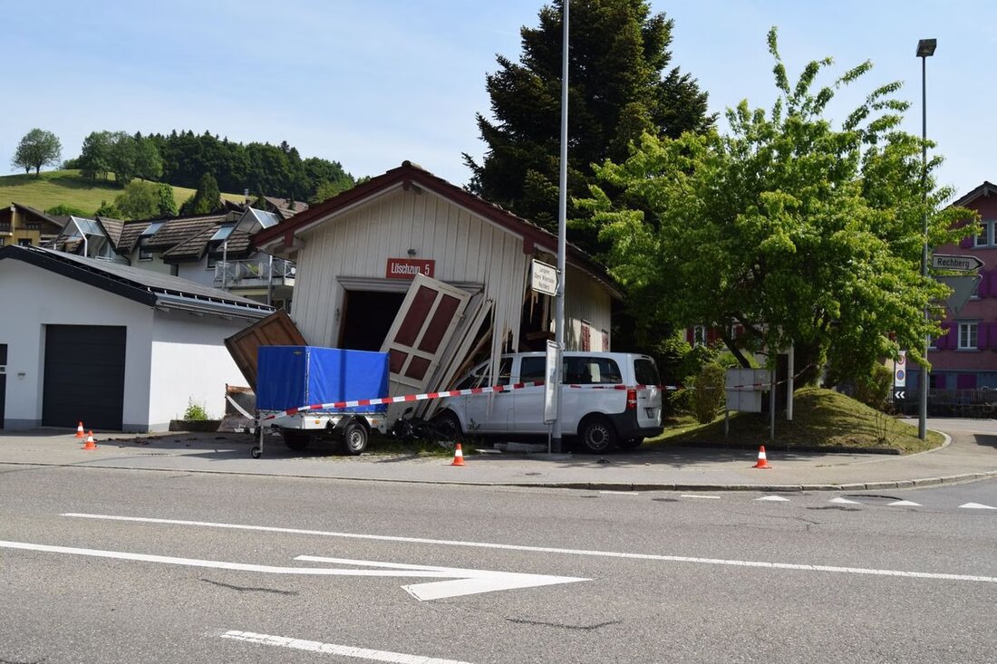 Am 20. Mai 2025 überschlug sich in Herisau ein Lieferwagen. Die Fahrerin verletzte sich leicht, Sachschaden von 100.000 Franken entstanden.