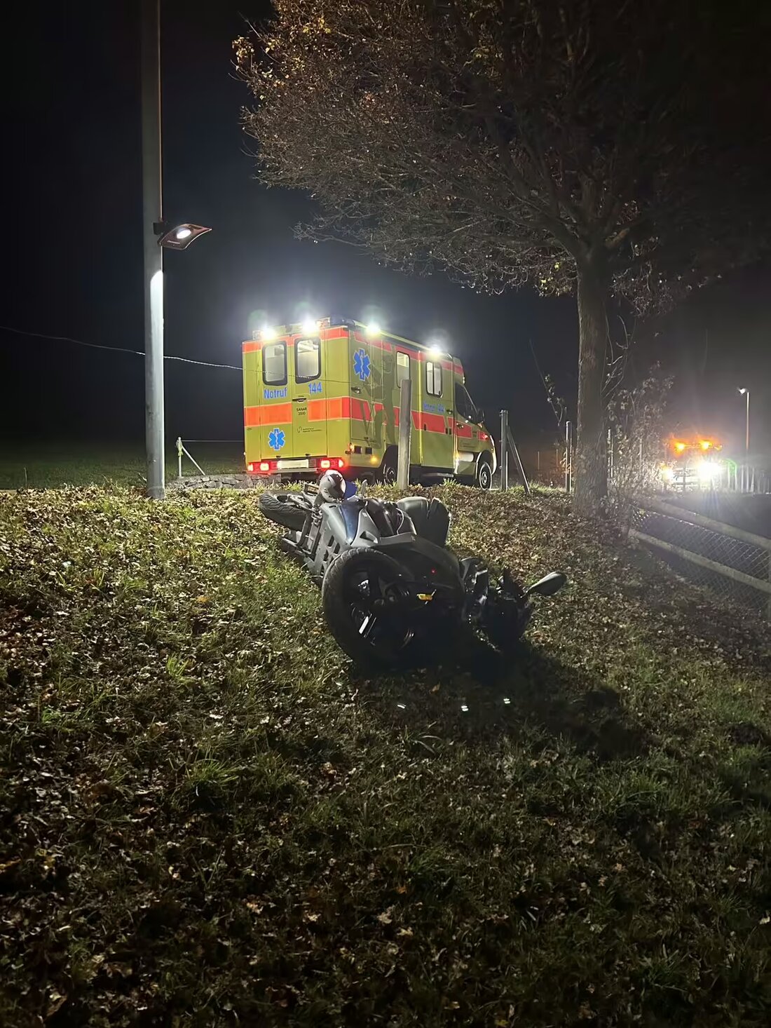Ein 17-Jähriger verunglückte am 01. November 2024 in Hundwil mit seinem Roller und verletzte sich leicht. Sachschaden entstand.