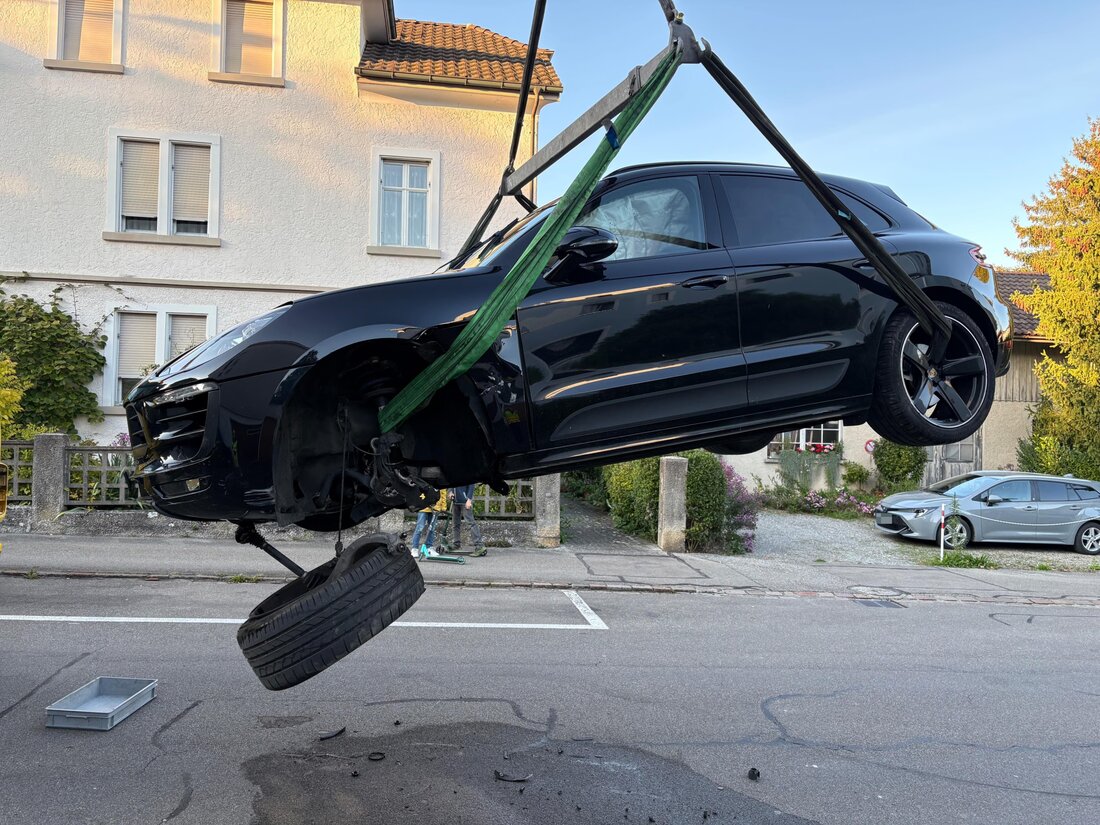 Ein 75-jähriger Autofahrer verunfallte in Kreuzlingen leicht, als er eine Mauer touchierte. Er wurde ins Spital gebracht.