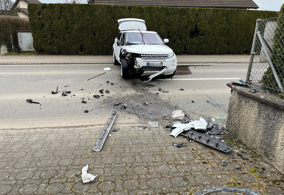 In Mattwil verlor ein Autofahrer wegen eines medizinischen Problems die Kontrolle und kollidierte mit einer Mauer. Beide Insassen wurden leicht verletzt und ins Spital gebracht.