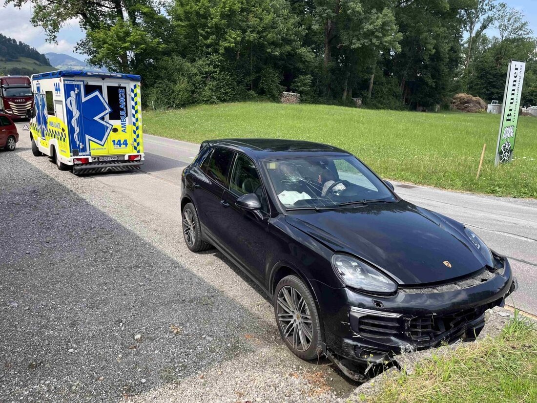 Am 4. Juli 2025 verunfallte ein 45-Jähriger auf der Oberrieterstrasse in Eichberg, sein Auto prallte gegen eine Steinmauer.