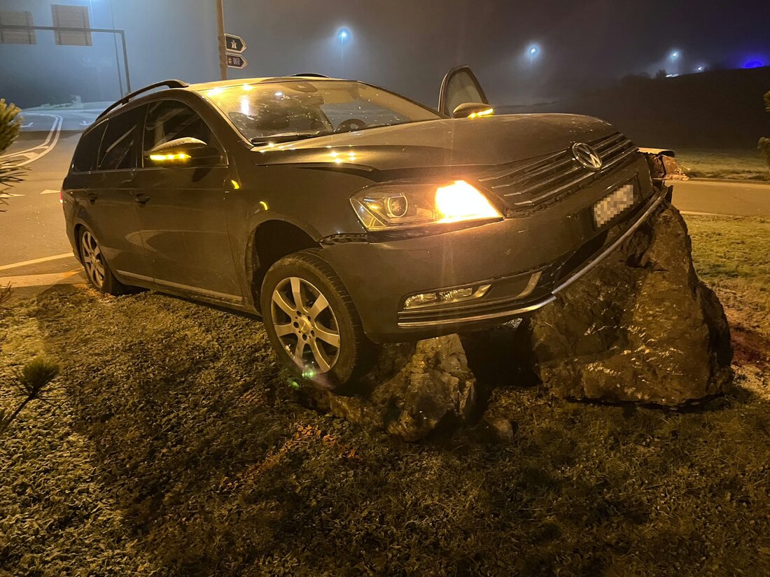 In Rickenbach bei Wil verunfallte ein fahrunfähiger Autofahrer in der Nacht auf Samstag. Sachschaden, keine Verletzten.