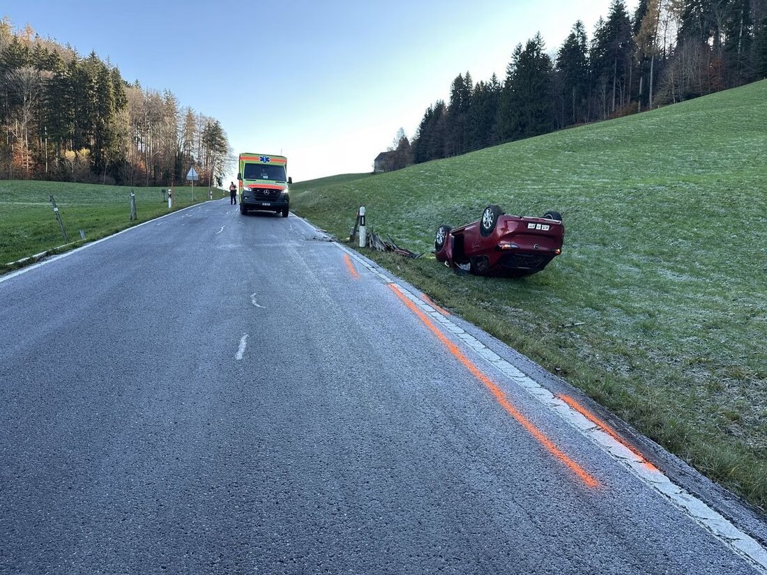 Am 8. November 2025 überschlug sich ein Auto in Schachen bei Herisau. Zwei Insassen wurden leicht verletzt und ins Spital gebracht.