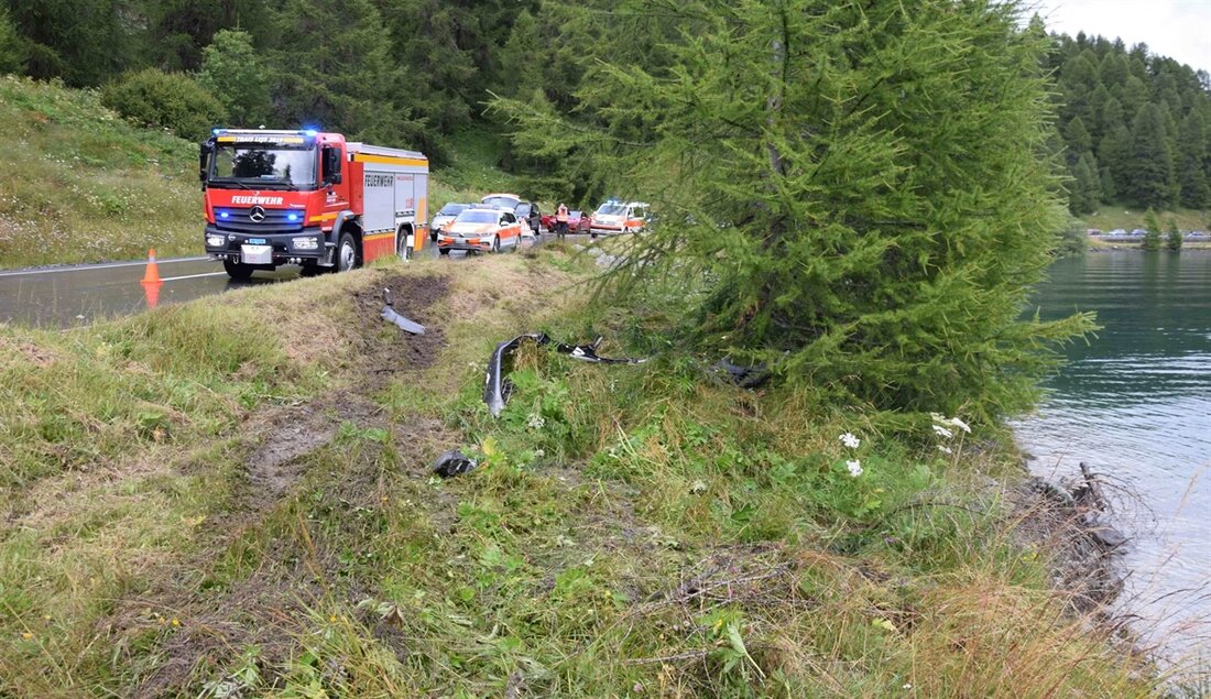Am Samstag in Sils im Engadin kam es zu einem Selbstunfall: Ein Fahrzeug fiel in den Silsersee. Zwei Verletzte, umfangreiche Bergungsarbeiten.