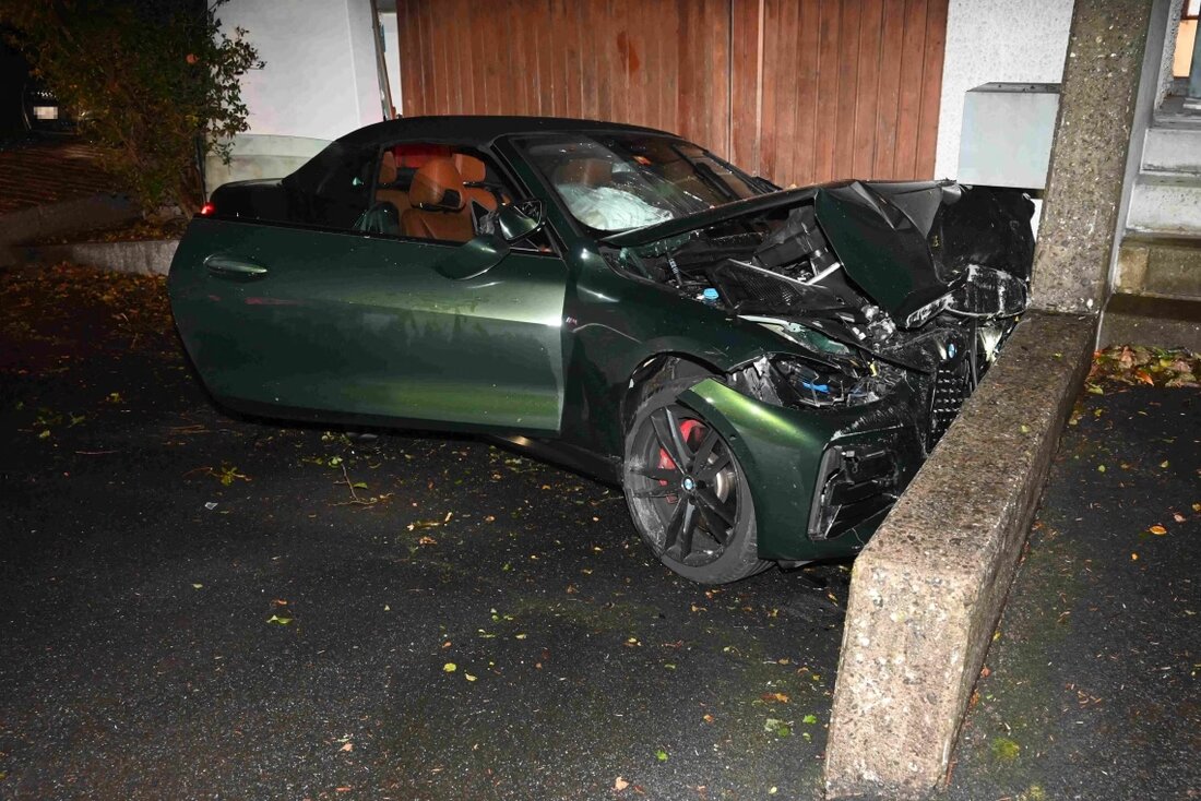 Am Sonntag kam eine 21-jährige Fahrerin in Widnau von der Strasse ab und prallte gegen ein Haus, während sie fahrunfähig war.