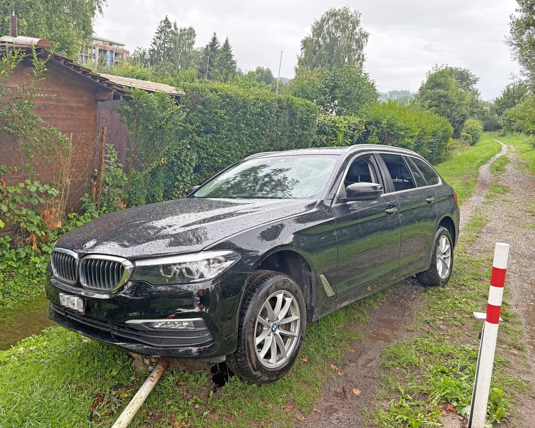 In Kreuzlingen kam es zu einem Selbstunfall mit einem gestohlenen Auto. Drei Tatverdächtige wurden festgenommen, Sachschaden entstand.