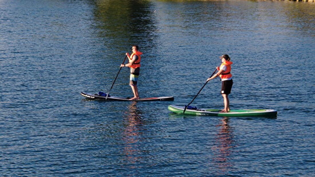 Entdecken Sie den Sommertrend Stand Up Paddling: Spaß auf den Schweizer Seen und wichtige Sicherheitstipps für Paddler.
