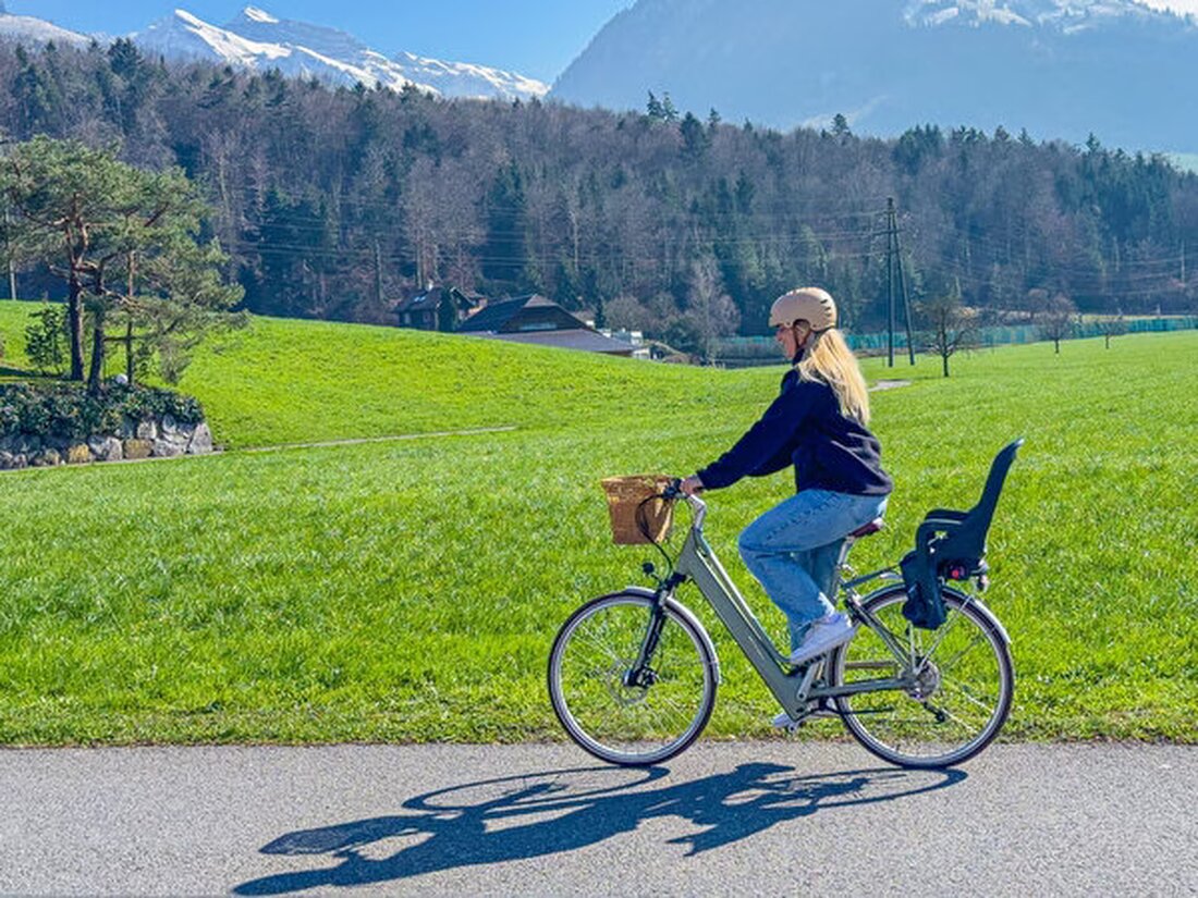 Die Fahrradsaison startet im Frühling 2025. Sicheres Fahren erfordert Fahrzeug-Checks und vorausschauendes Verhalten.