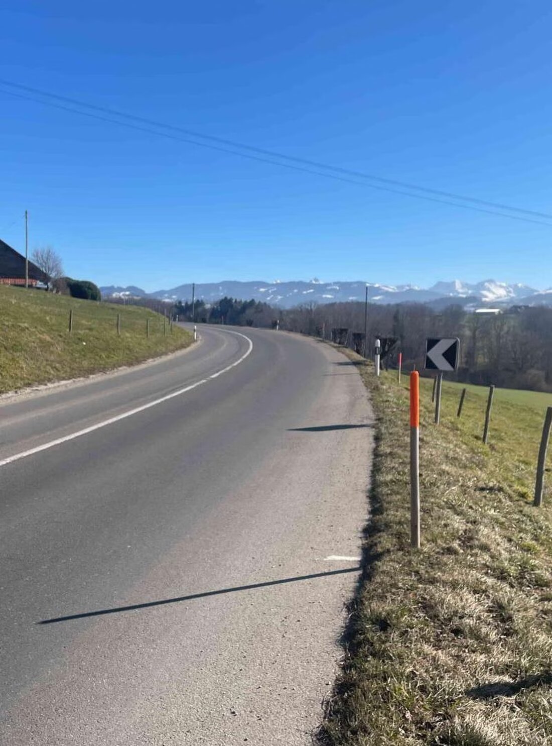 Tafers-Alterswil plant einen neuen Veloweg und saniert eine Wasserleitung zur Verbesserung der Verkehrssicherheit und Wasserabführung.