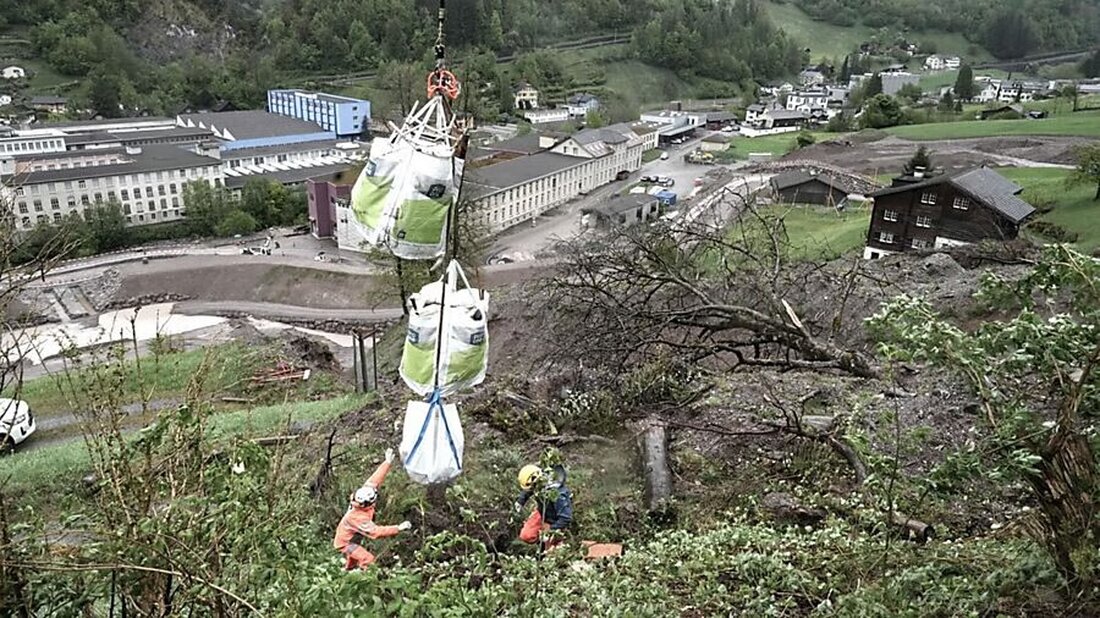Nach einem Erdrutsch in Wagenrunse Schwanden unterstützt der Kanton Glarus die fortgesetzte Überwachung und Frühwarnsysteme zum Schutz der Bevölkerung.
