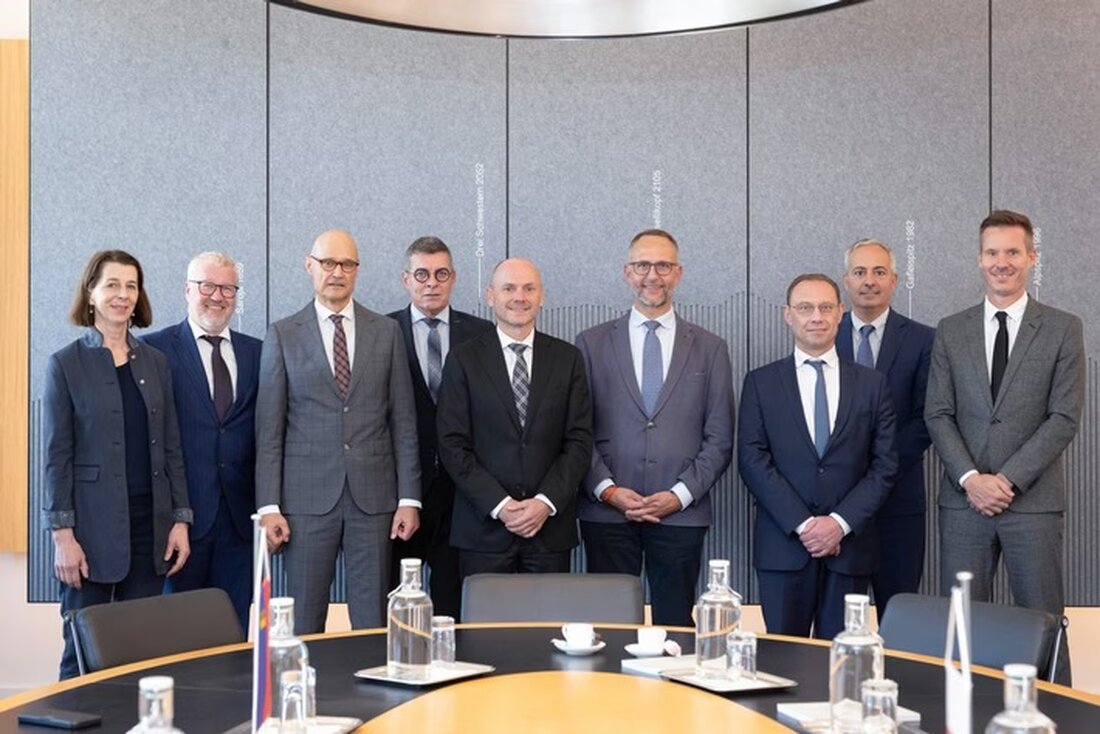 Regierungsrat Hubert Büchel traf sich am 26. September 2025 in Vaduz mit Tessins Regierungspräsident Norman Gobbi und Polizeikommandant Matteo Cocchi, um über Polizei- und Justizthemen sowie Sicherheitskonzepte zu diskutieren.