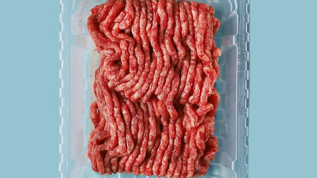 Eine Untersuchung des Amts für Lebensmittelkontrolle zeigt Mängel in der Kennzeichnung von Hackfleisch in Glarner und Bündner Metzgereien.