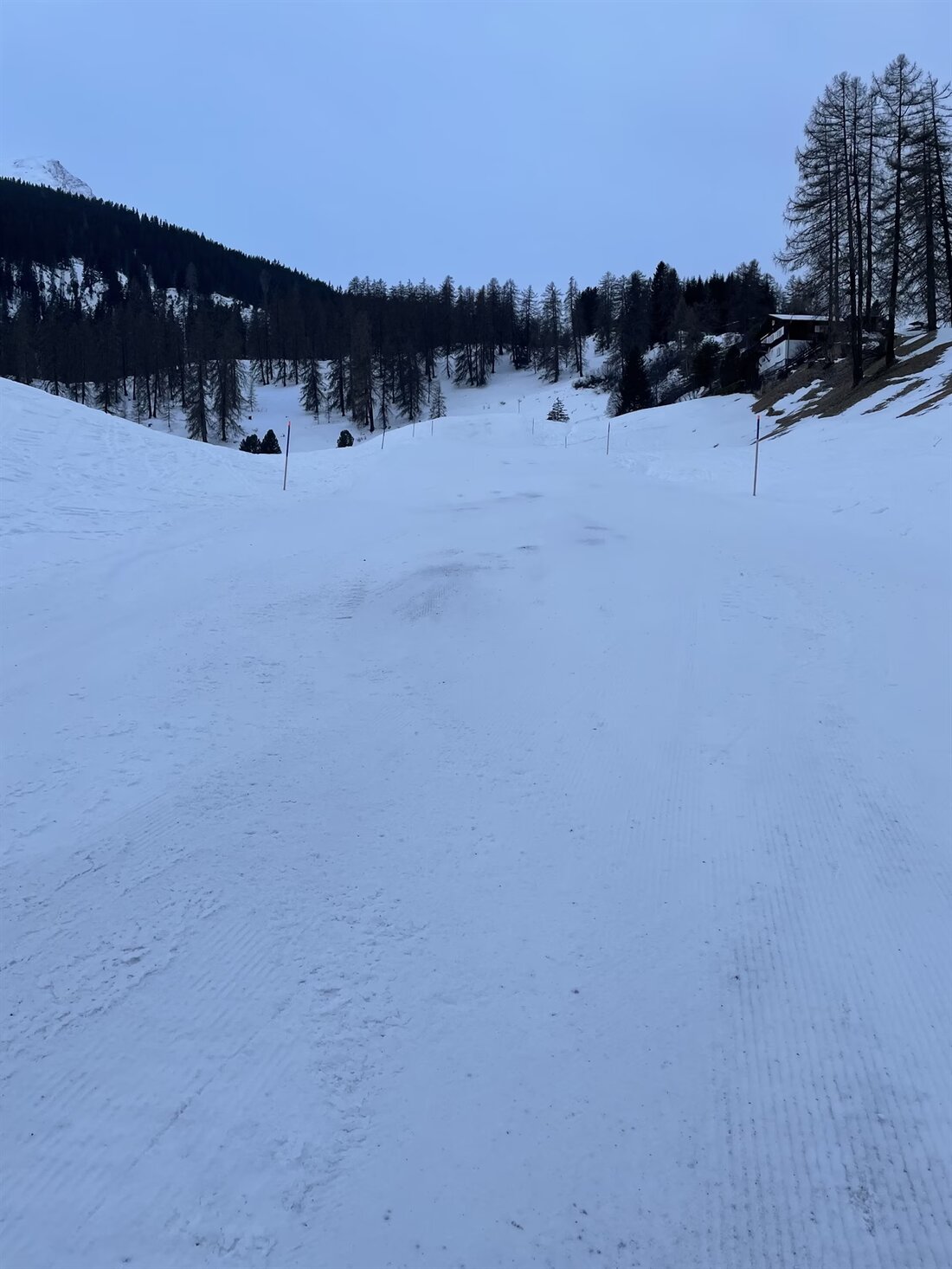 Nach einem Skiunfall in Tschiertschen verstarb ein 55-jähriger Mann. Zeugen, insbesondere eine blonde Skifahrerin, werden gesucht.