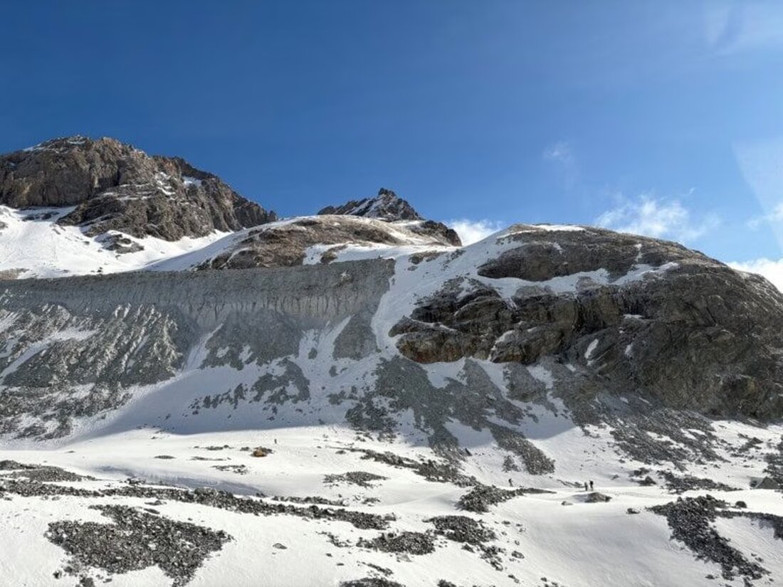 Ein 38-jähriger Belgier stürzte am 30. März 2025 in der Schönbiel-Region bei Zermatt tödlich während einer Skitour.