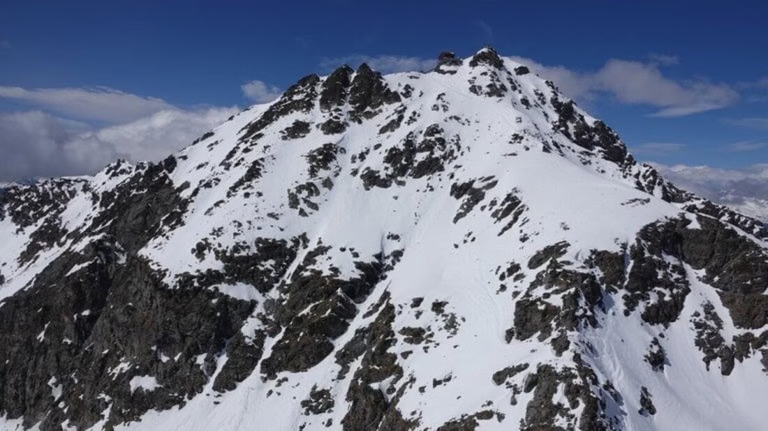 Am 2. April 2025 stürzte eine 28-jährige Skitourengängerin am Mont-Fort schwer und wurde ins Spital geflogen. Staatsanwaltschaft ermittelt.