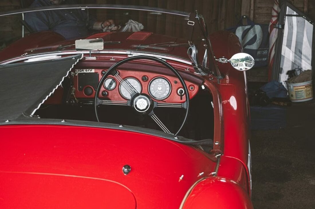 Entdecken Sie wichtige Tipps zur richtigen Überwinterung Ihres Oldtimers. Vermeiden Sie unerwartete Schäden und sichern Sie den Wert Ihres Fahrzeugs.