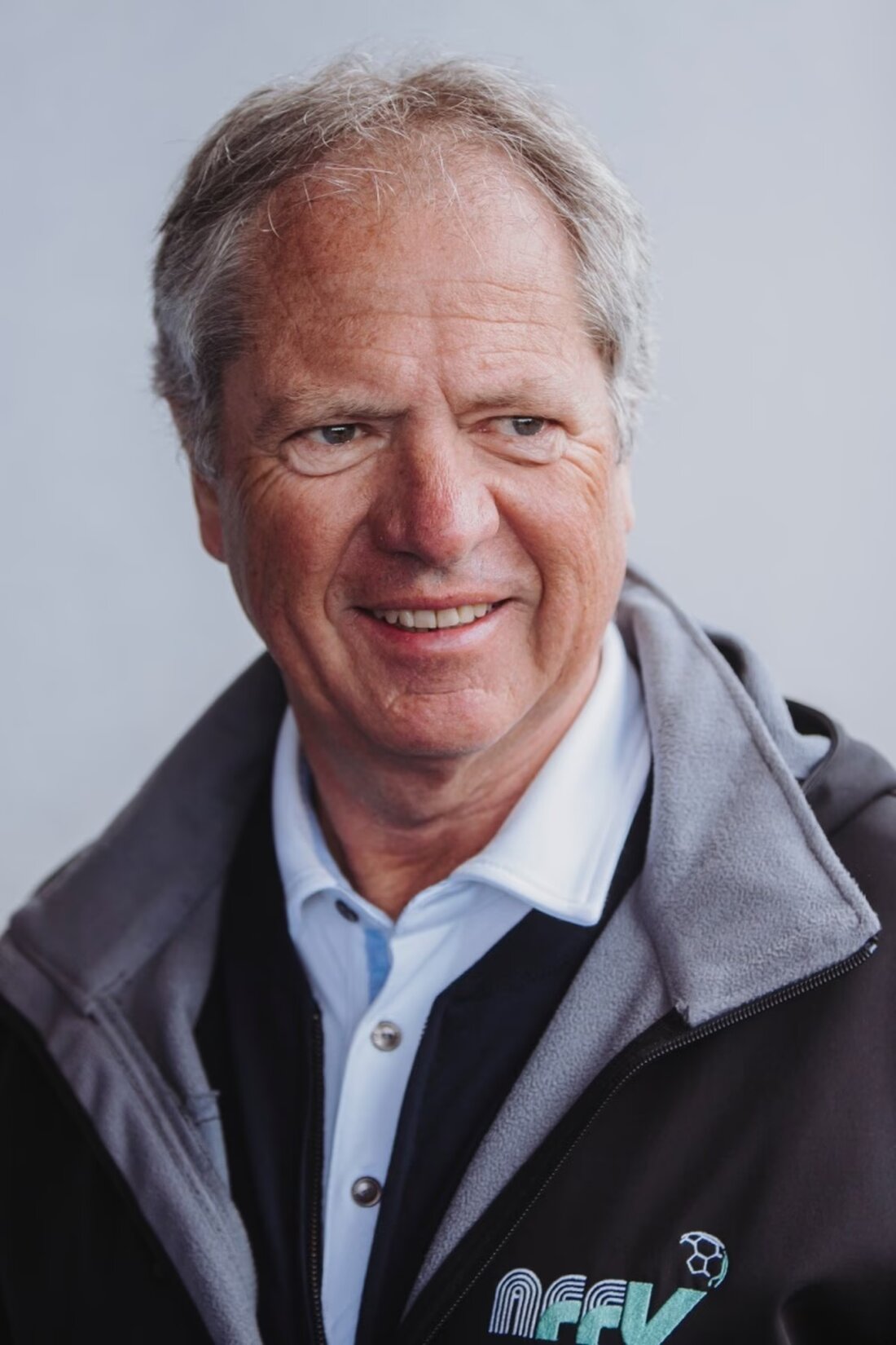 Der Staatsrat verleiht 2025 den Sportpreis des Kantons Freiburg an Benoît Spicher für sein herausragendes Engagement im Fussball.