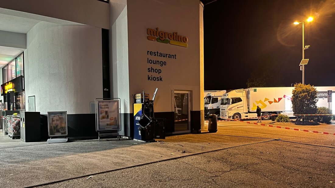 Zwei Personen sprengten frühmorgens am Rastplatz Kölliken-Nord einen Bankomaten, flohen jedoch ohne Beute vor der Polizei. Ermittlungen laufen.