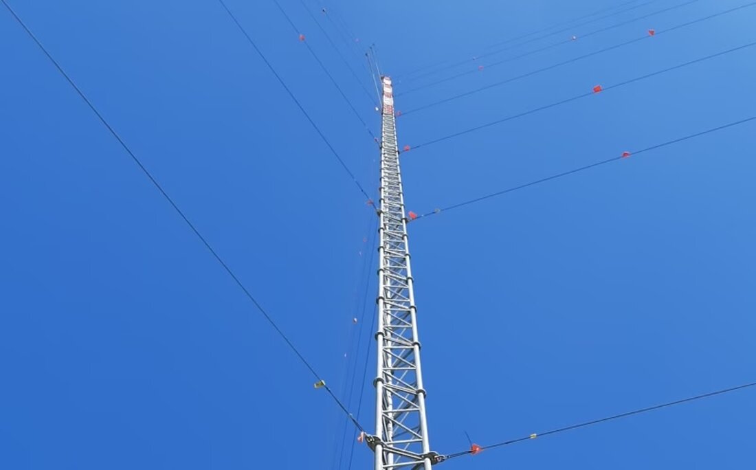 Aktueller Zeitplan für die Windmessmast-Aufstellung in Surpierre: Erste Arbeiten vom 5. bis 9. Mai, Helikoptereinsatz folgt.