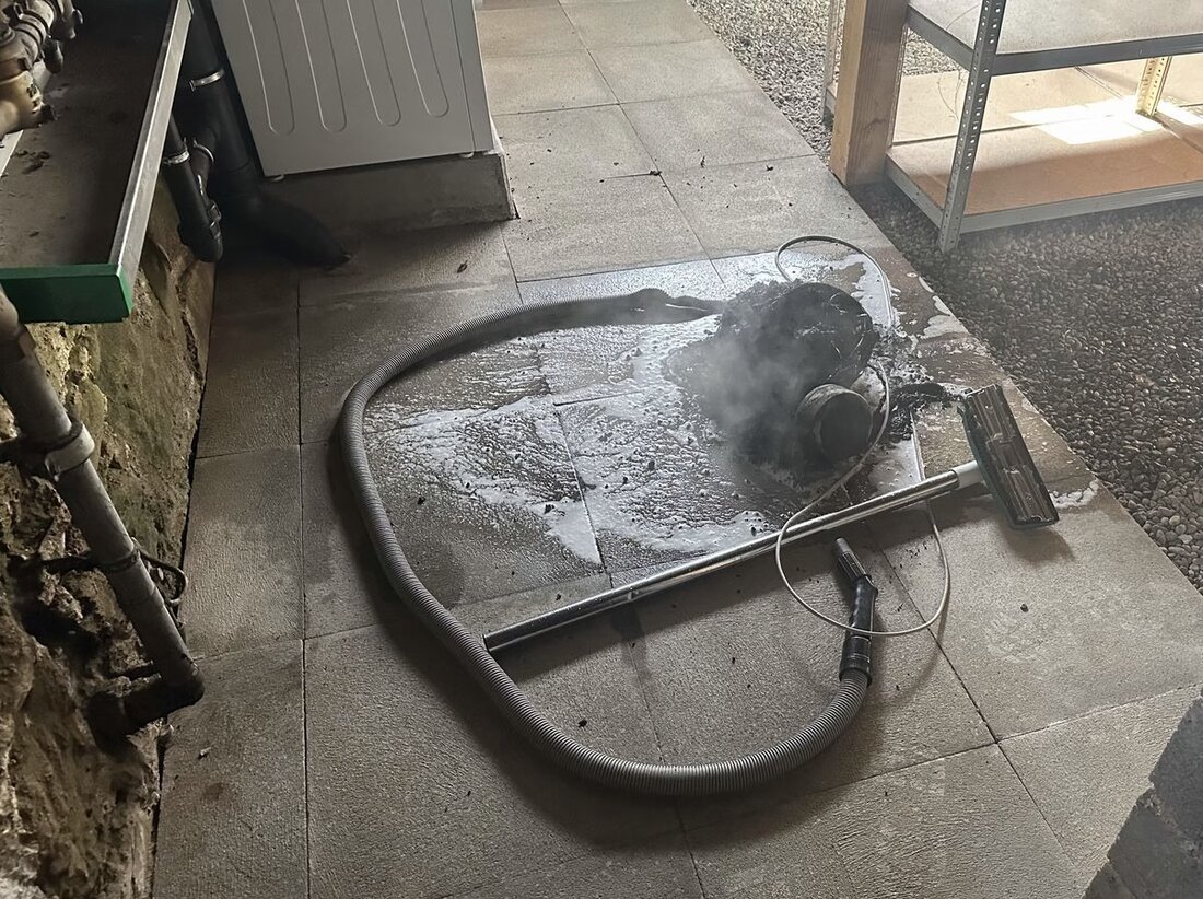 Ein Staubsaugerbrand in Wald am 18. August 2025 führte zu erheblichen Rauchschaden an einem Einfamilienhaus. Verletzte gab es keine.