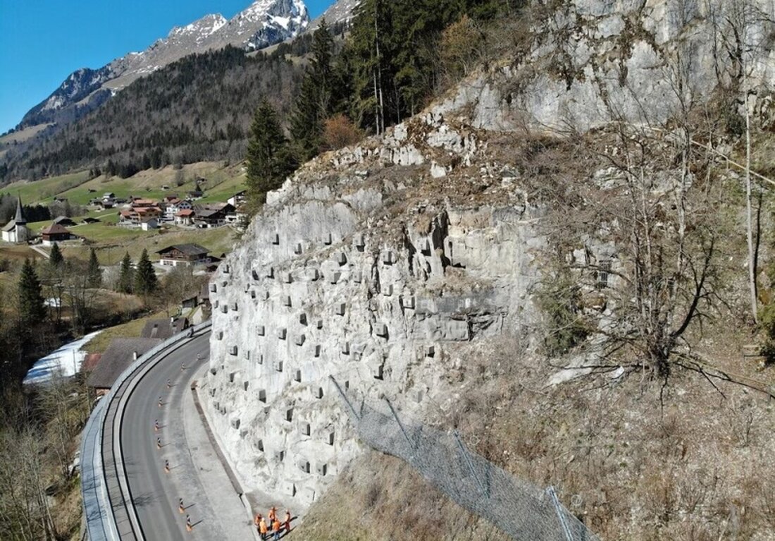 Die Gemeinde Jaun sichert die Felsnase «Unter der Burg» mit kontrollierten Sprengungen und Ankern gegen Steinschlag.