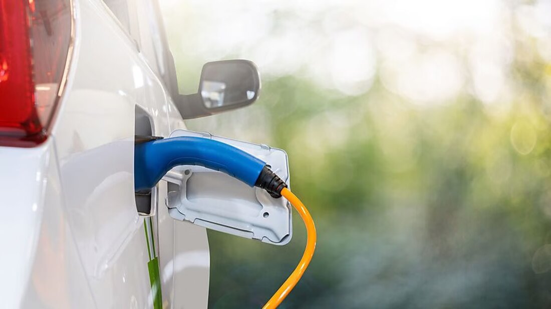 Der Regierungsrat Glarus präsentiert einen Gesetzesentwurf zur Änderung der Strassenverkehrsabgaben, der Fahrzeuge nach Gewicht und Leistung besteuert.