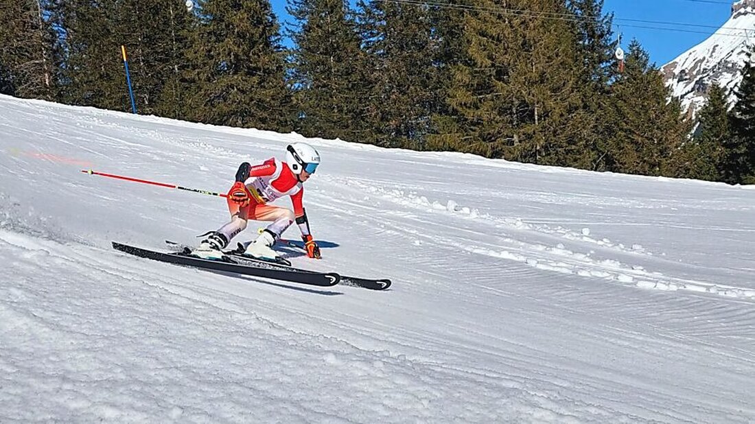 Emma Gisler und Milo Grünenfelder gewinnen an den J+S-Schneemeisterschaften in Elm, während strahlende Gesichter das Event prägen.