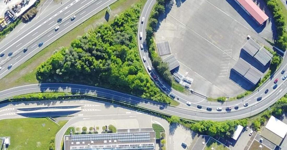 Der Kanton Zug senkt ab 2026 die Gebühren des Strassenverkehrsamts um 25 %, um Bürger und Gewerbe zu entlasten.
